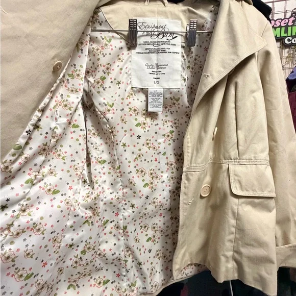 Elegant Women's Tan Trench Coat - Picture 5 of 8